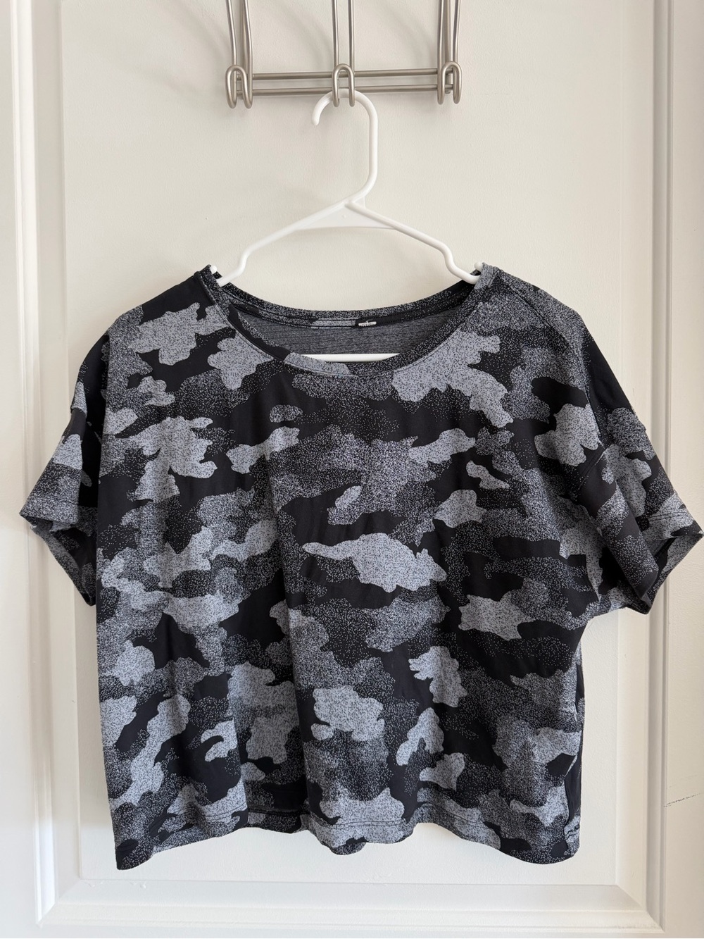 Lululemon Black & Gray Camo Cropped Short Sleeve Top